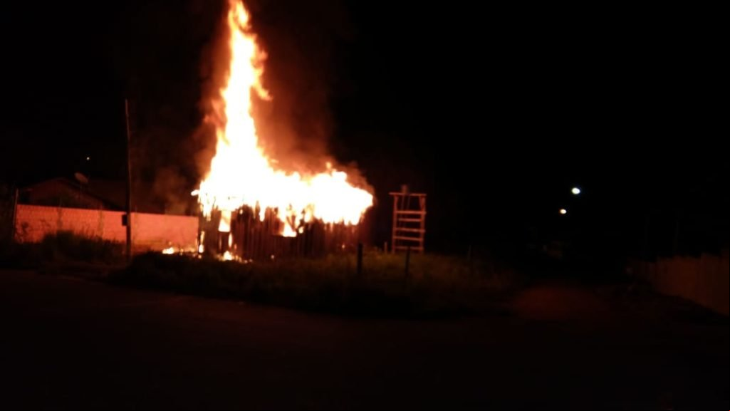 Jovem tenta suicídio ateando fogo em sua residência e é socorrido por populares e preso pela PM de Colniza