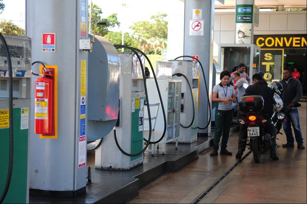 Petrobras reduz preço da gasolina em 8% nas refinarias; diesel cai 4%