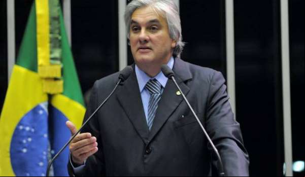 Ministro do STF manda soltar senador Delcídio do Amaral