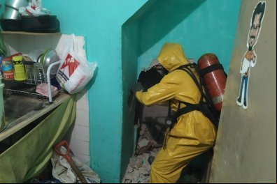 Homem concreta mulher morta na parede