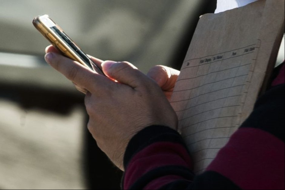 Tempo gasto com celular preocupa adolescentes e pais, mostra pesquisa