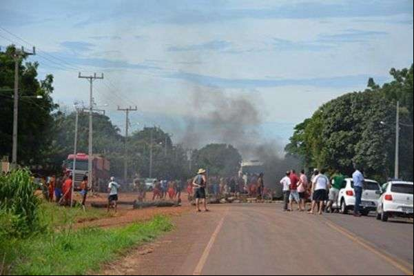 Índios voltam a fechar rodovia federal, cobram R$ 300 de ‘pedágio’ e exigem soltura de companheiros