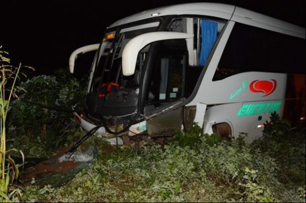 Colisão entre ônibus e carro deixa vítima fatal