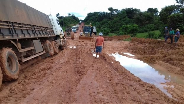 Atoleiros na BR-163 provocam R$ 500 mi em prejuízos para transportadores e exportadores