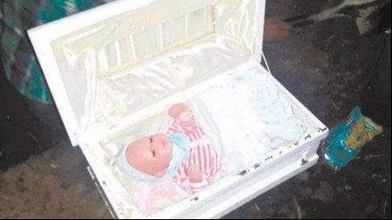 Pai exuma 'cadáver de bebê' e descobre boneca dentro de caixão