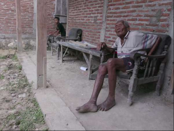 O homem que diz ter 145 anos – e que continua fumando e com a lápide pronta no quintal de casa