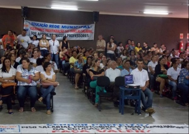 Professores em greve lotam sessão da Câmara e ainda distribuem nota de repudio a vereador