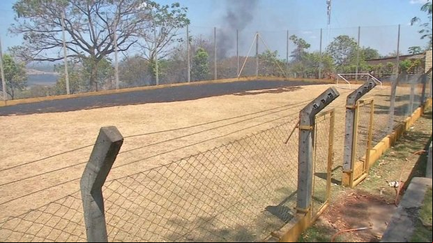 Incêndio atinge patio de creche e mais de 100 crianças são retiradas das salas de aula