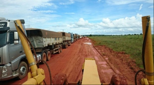 Rodovia de MT está intrafegável, filas de carretas se acumulam