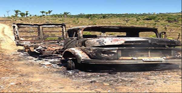 Caminhão usado no transporte de merenda escolar para zona rural tem carga roubada e veiculo incendiado em Colniza-MT