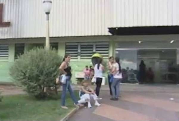 Aluna distribui veneno de rato achando se tratar de confeito para bolo e colegas vão parar no hospital
