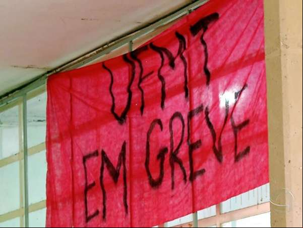 Greve na UFMT completa 100 dias nesta terça sem previsão de término