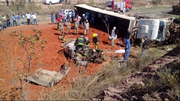 Homem morre prensado por cabine de carreta em acidente na MT-010