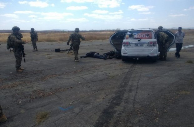 Polícia mata seis que tentavam roubar avião