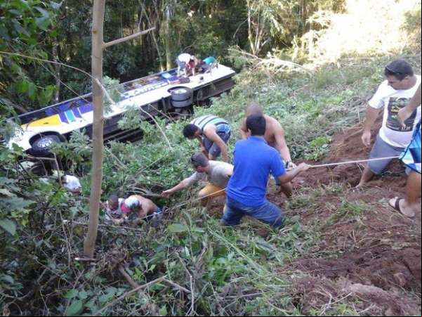 Quatro seguem internados após ônibus cair em barranco no RS