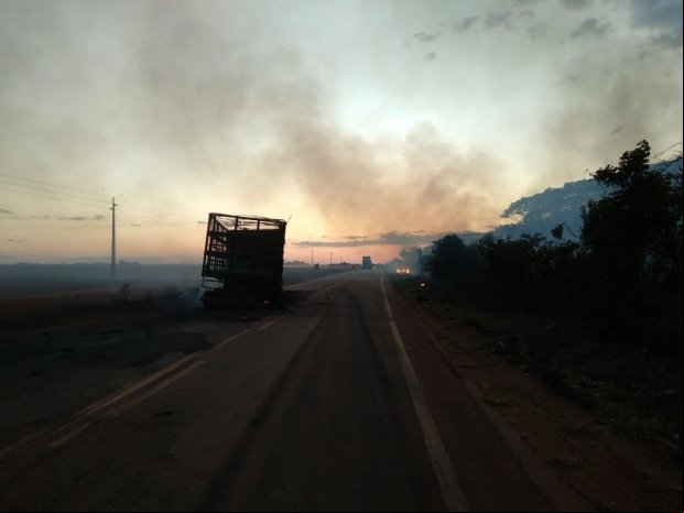 Motorista morre carbonizado em acidente entre carretas