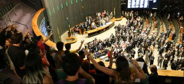 Câmara aprova em segundo turno PEC que limita gastos públicos