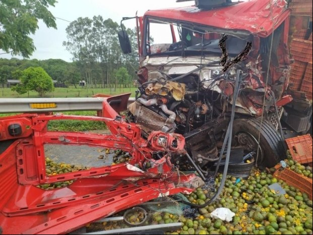 Acidente entre três caminhões mata motorista em MT
