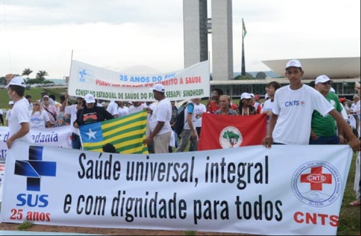 Ato em frente ao Congresso pede mais recursos para a saúde
