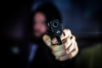 Grávida usa fuzil para matar bandido