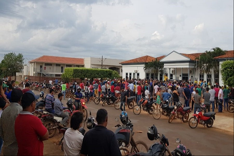 Manifestação de garimpeiros tranca avenida central de Aripuanã