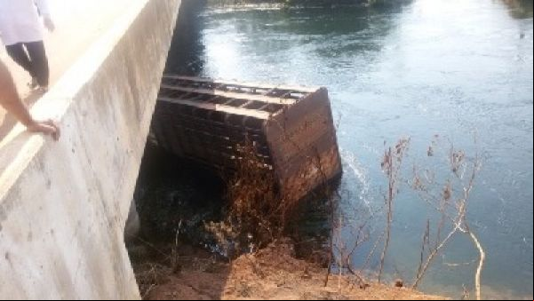 Caminhão de Juinense apresenta problemas mecânicos e cai dentro do Rio Juruena