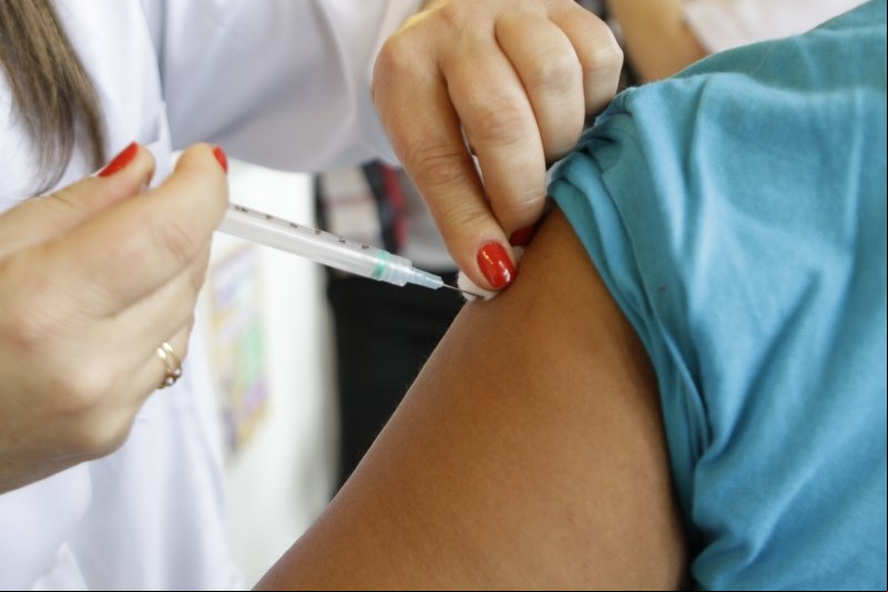Dose padrão da vacina contra febre amarela é necessária para quem vai viajar