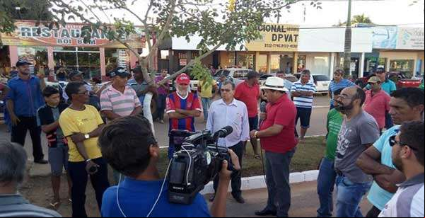Manifestação de toreiros fecha principal avenida de Colniza!