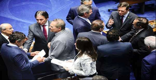 Aprovada PEC que abre janela para troca de partidos