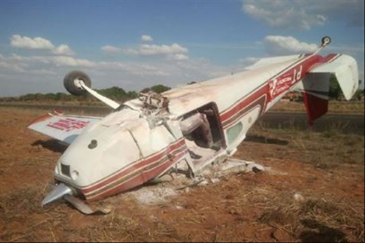 MT: Avião capota durante decolagem e piloto e crianças saem antes de incêndio