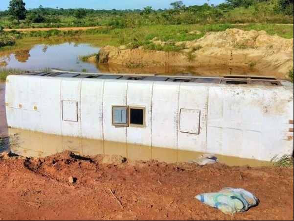 Ônibus com 20 universitários tomba em estrada e deixa duas mulheres gravemente feridas