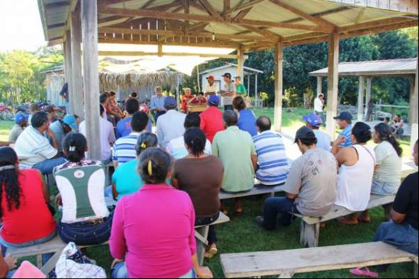 Prefeito Assis Raupp participa de reunião na linha 08 do Manejo