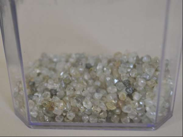 Receita Federal leiloa lote de diamantes em Belo Horizonte