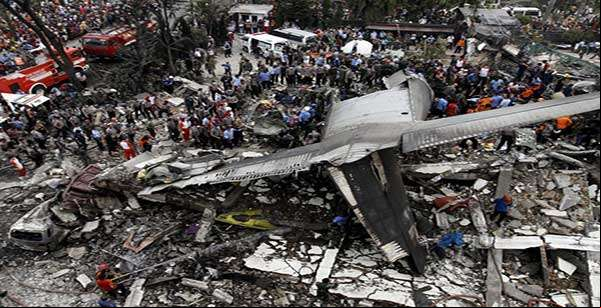 Avião militar cai na Indonésia e mata dezenas
