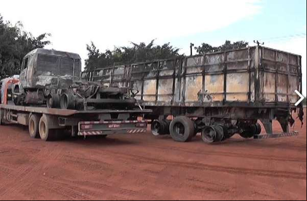 Carreta pega fogo na MT 170 em Juína e motorista sai ileso