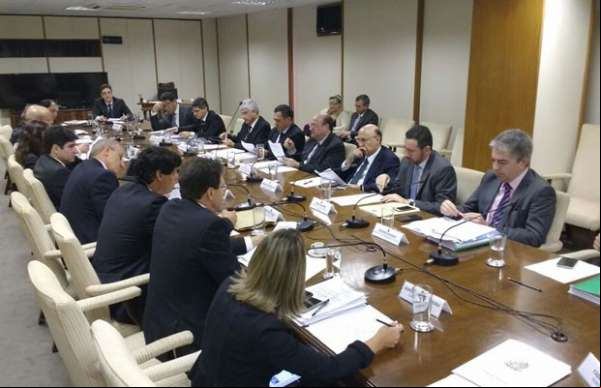 Saúde e educação só obedecerão teto de gastos em 2018, diz Meirelles