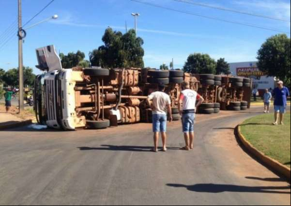 Carreta carregada grãos tomba no centro de Nova Mutum