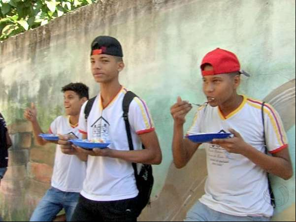 Alunos de escola pública comem a merenda em pé por falta de cadeiras