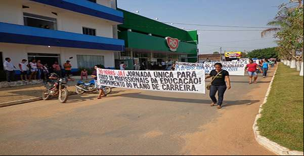 Com faixas e cartazes, professores fazem manifestação no Centro de Colniza