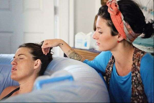 Projeto de lei quer obrigar hospitais públicos e prviados a permitir a presença de doula durante o parto