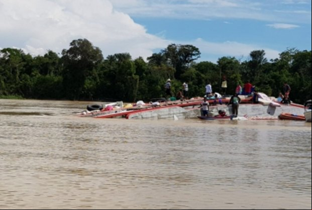 Barco com 97 naufraga no Amazonas