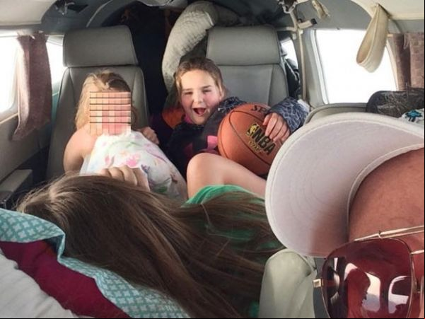 Após queda de avião, menina de 7 anos anda 1,6 km para pedir socorro