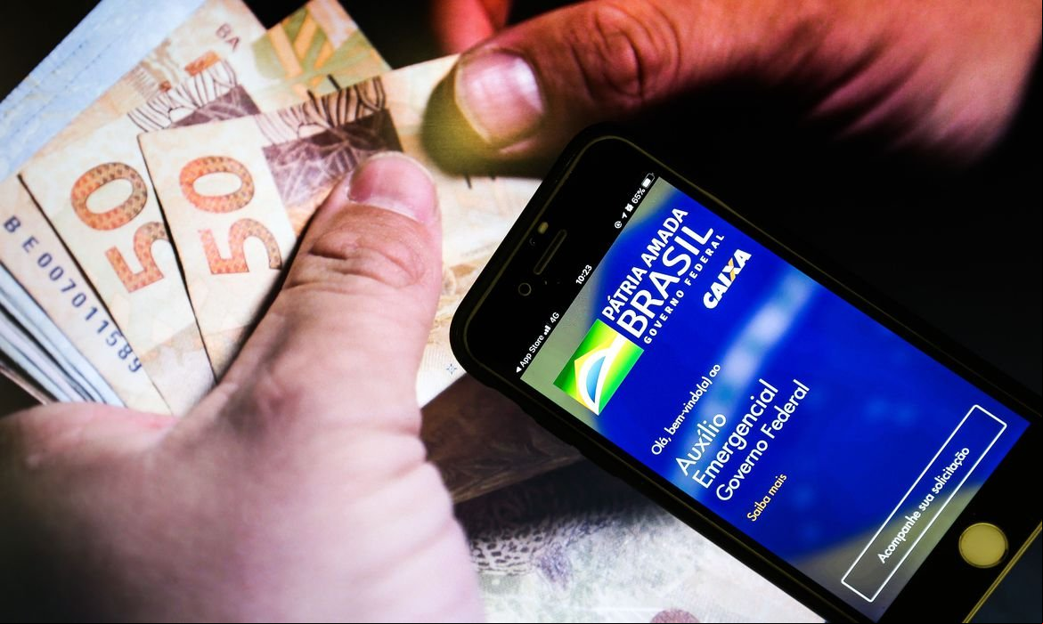 Presidente sanciona MP que torna Auxílio Brasil de R$ 400 permanente