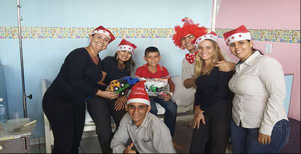 Colaboradores do Sicredi fazem entrega de presentes e cestas básicas em Colniza-MT