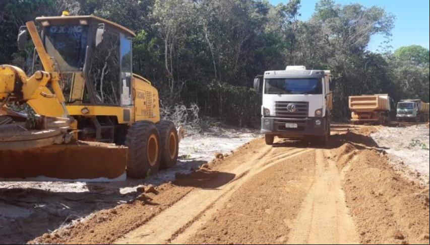 Maquinários da prefeitura de Guarantã é flagrado fazendo estrada dentro de fazenda no Pará