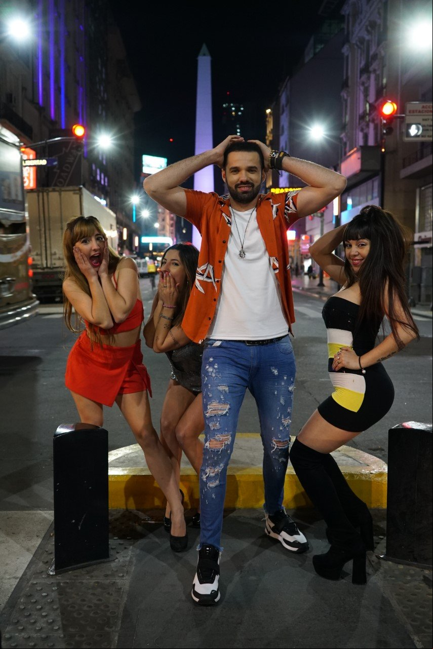 Cantor Adrian Ferraz grava clipe em Buenos Aires e faz sucesso na TV Argentina.