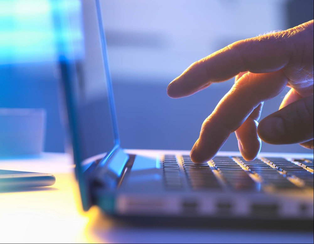 Redes sociais aumentam sensação de solidão, diz estudo