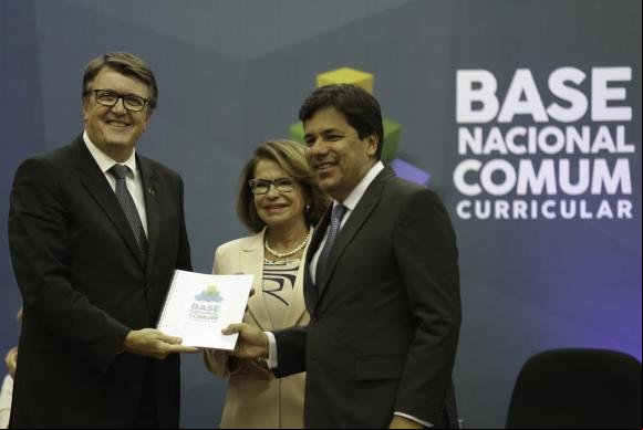 MEC entrega base curricular do ensino médio para análise de conselho
