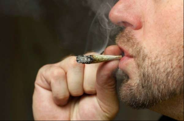 NASA vai pagar 70 mil para quem fumar maconha por 2 meses