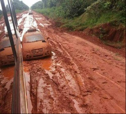 Caminhões atolados, prejuízo para motoristas e produtores, rodovia está intrafegável